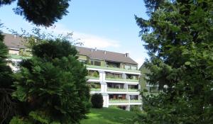 an apartment building with trees in front of it at FeWo Parkblick mit 2 Bädern in Bad Harzburg