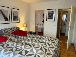 a bedroom with a large bed and a bathroom at FeWo Parkblick mit 2 Bädern in Bad Harzburg