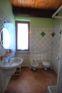 Łazienka w obiekcie Azienda Agrituristica Alcastlè