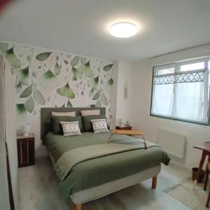 ein Schlafzimmer mit einem grünen Bett und einem Fenster in der Unterkunft Le "Therdon'Oise" - Maison, gardiennage & navette in Therdonne