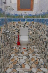 a bathroom with a toilet with rocks on the floor at STILLMOSS Ella in Ella +32 photos