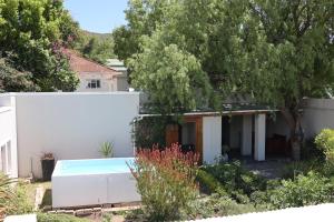 a house with a swimming pool in a yard at Die Nagmaalhuisie in Montagu