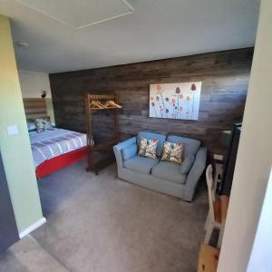 a living room with a couch and a bed at Thistles Studio - Near Newark & Stubton Hall in Claypole