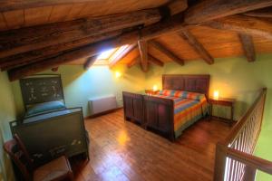 nad głową sypialni z łóżkiem i drewnianą podłogą w obiekcie Azienda Agrituristica Alcastlè w mieście Montabone