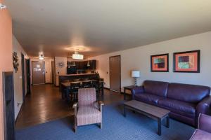 a living room with a couch and a table at Sunset Bay Resort & Suites in Wisconsin Dells