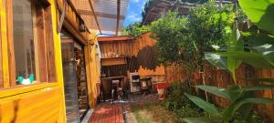 a backyard with a wooden fence and a table and chairs at Piccolo Casa de playa La caleta in Mar de Cobo