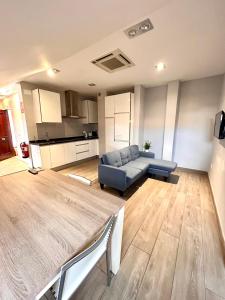 a living room with a couch and a table at V Apartamento junto a PlazaMayor in Salamanca