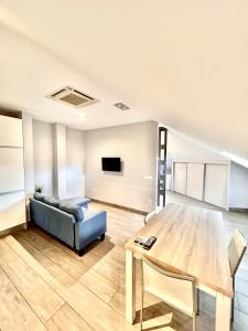 a living room with a couch and a table at V Apartamento junto a PlazaMayor in Salamanca