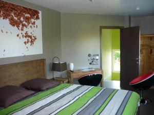 a bedroom with a bed and a desk and a chair at B&B Wiezebed in Wieze