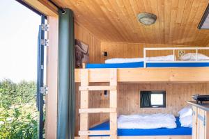 a bedroom in a tree house with bunk beds at Tinyhouse Spiegelpeer in Ruinerwold