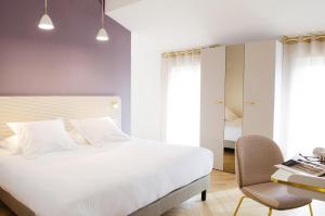 Postel nebo postele na pokoji v ubytování Hôtel le XIX