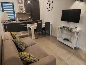 ein Wohnzimmer mit Sofa und Tisch in der Unterkunft Holiday Home MATT ROS in Noto