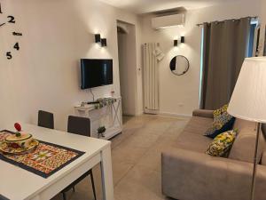 ein Wohnzimmer mit Sofa und Fernseher in der Unterkunft Holiday Home MATT ROS in Noto
