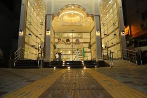 an empty lobby of a building with a staircase at جوهرة مكة الفندقية in An Naqāʼ