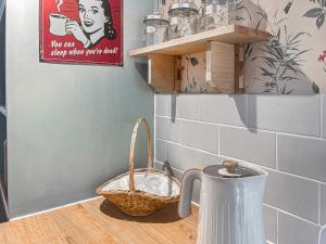 a tea kettle and a basket on a counter at Teddy's Cottage in Market Overton