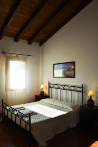 a bedroom with a bed and a window at Alloggi e Trattoria Agli Alberoni in Brussa