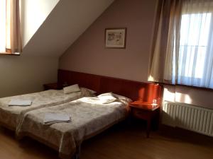 En eller flere senger på et rom på Enklawa Bed & Breakfast