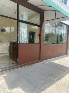 an entrance to a building with a glass door at pousada irmãs in Pindamonhangaba
