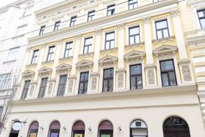 a building on the corner of a street at Toplage beim Rathaus Grace Royal Designsuite in Vienna