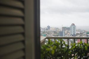 een balkon met uitzicht op de stad bij Luxe320 in Colombo