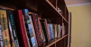 una estantería llena de libros en Bujtina Leon's Apartments, en Korçë