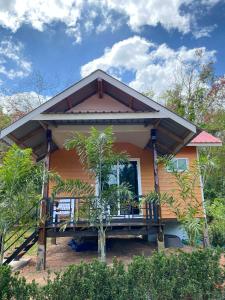 a house with a porch and a balcony at Panan Homestay Kohpu in Ban Na