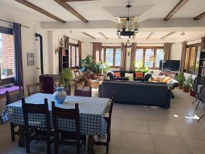 a living room with a table and a couch at Hotel Rural Don Burguillo in El Tiemblo