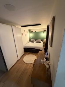 a bedroom with a bed and a table in it at Charmant appartement Chaleureux in Hyères