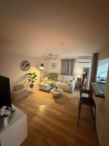 a living room with a couch and a table at Charmant appartement Chaleureux in Hyères