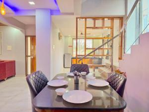 Et opholdsområde på II EMPYREAN STAYS II BARBERRY VILLA II 3BHK II AC II PRIVATE POOL Il