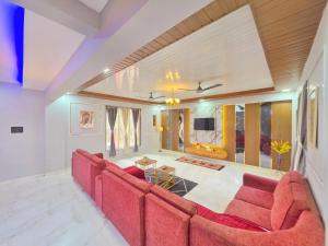 Et tv og/eller underholdning på II EMPYREAN STAYS II BARBERRY VILLA II 3BHK II AC II PRIVATE POOL Il