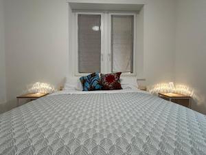 a large bed in a room with a window at Casa Armadillo Guest Rooms in Trento