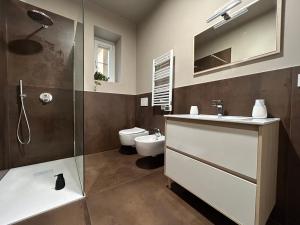 a bathroom with a shower and a sink and a toilet at Casa Armadillo Guest Rooms in Trento