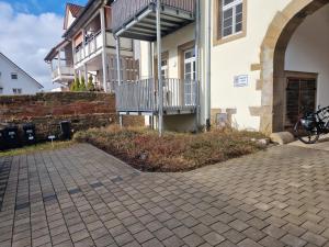 ein Haus mit einem Balkon an der Seite in der Unterkunft Eppingen Anno 1900 in Eppingen