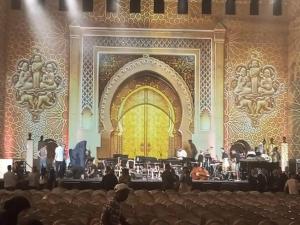 ein Konzert in einem großen Gebäude mit einer großen gelben Tür in der Unterkunft Riad Dalal in Fès + 138 Fotos