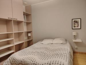 a bedroom with a bed with white shelves at Nid de cigognes in Rosheim