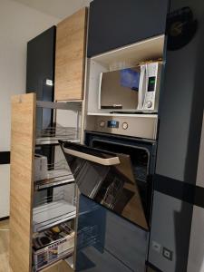 a kitchen with an oven and a microwave at Nid de cigognes in Rosheim +43 photos