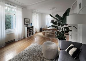 a living room with a couch and a plant at Jugendstil Ferienwohnung Neustadt in Neustadt an der Weinstraße
