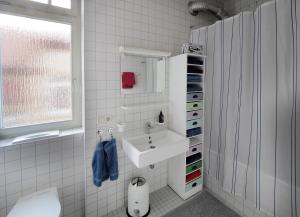 a white bathroom with a sink and a mirror at Jugendstil Ferienwohnung Neustadt in Neustadt an der Weinstraße +5 photos