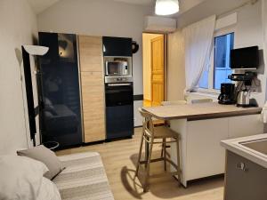 a small kitchen with a counter and a kitchen with a stove at Nid de cigognes in Rosheim