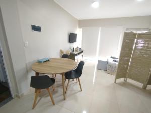a dining room table and chairs in a room at Mendoza in Posadas