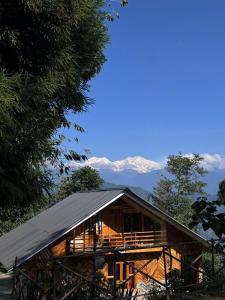 a log cabin with a mountain in the background at Tamu Kyi Retreat in Kaluk