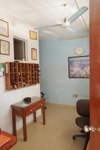 a room with a desk and a ceiling fan at Hotel Reforma in Veracruz