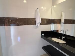 a bathroom with a sink and a mirror at Pousada Estalagem Da Serra in Serra do Cipo