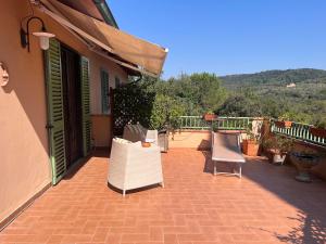 eine Terrasse mit Stühlen und Tischen an einem Haus in der Unterkunft OnlyOne in Scandicci + 3 Fotos