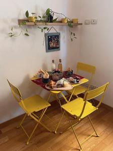 ein Tisch mit gelben Stühlen und ein Tisch mit Essen darauf in der Unterkunft OnlyOne in Scandicci