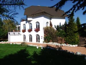 a white house with a black roof at Villa Edelstein in Mörschied