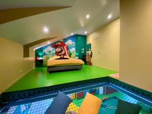 a room with a pool with a bed and a swimming pool at Retro Gaming Mood - Arcade Games - Jacuzzi - Sauna - Switch 2 in Courcelles