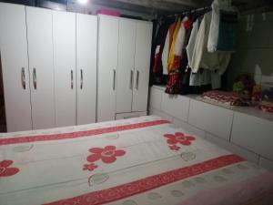 a room with white cabinets with flowers on it at Recanto Aconchego in Torres