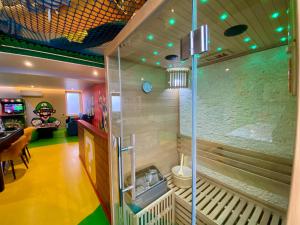 a room with a sauna with a table and a dining room at Retro Gaming Mood - Arcade Games - Jacuzzi - Sauna - Switch 2 in Courcelles